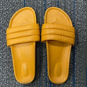 Beatrice Valenzuela yellow mustard sandals size 8